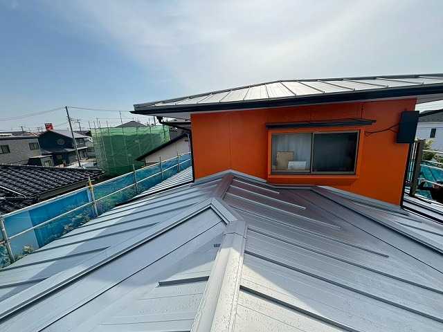 完成した金属屋根全景